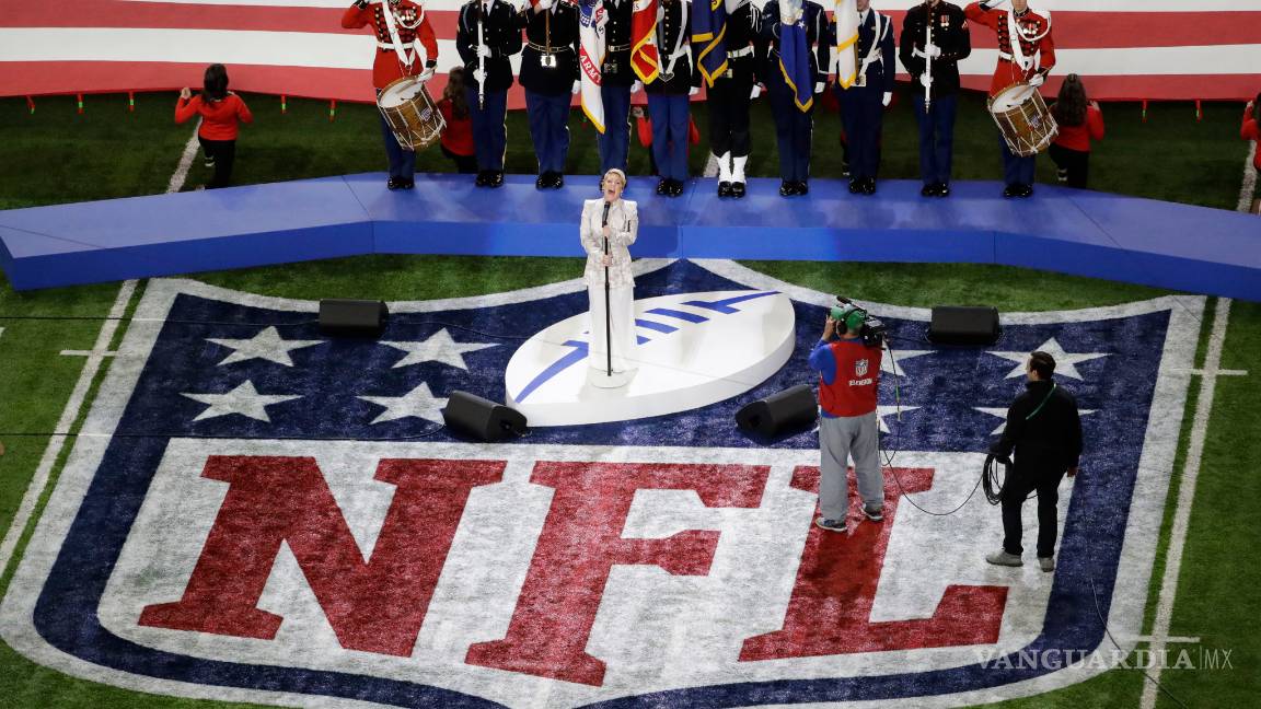 $!Con todo y gripe Pink se luce cantando el himno de EU