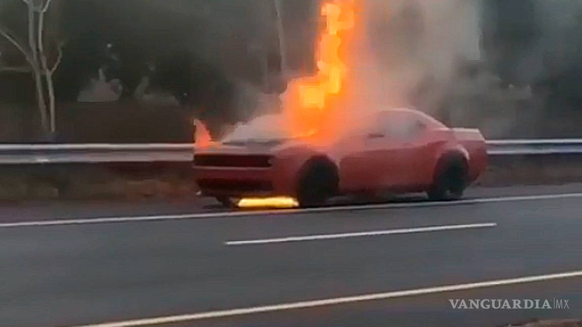 Flamante Dodge Challenger STR Demon arde en llamas en mitad de la carretera (video)