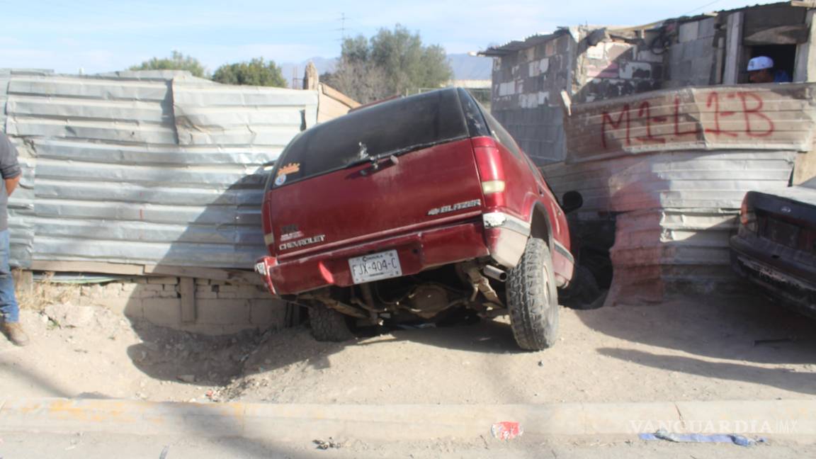 Choca, atropella a dos niños y una mujer y cae al patio de una casa, en Saltillo