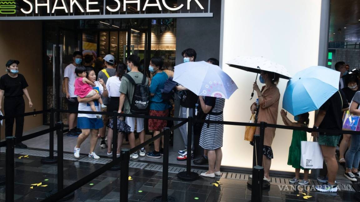 Shake Shack, cadena de hamburguesas estadounidense, abre por primera vez en Beijing