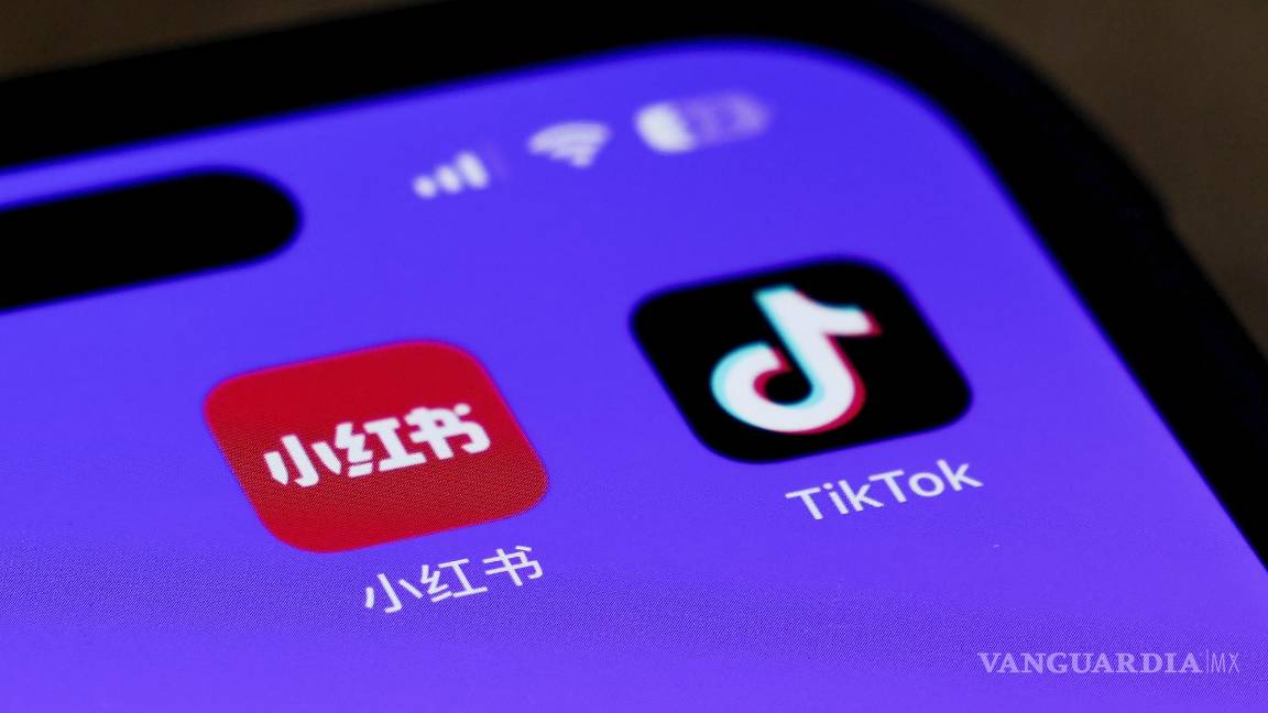 $!Los iconos de las aplicaciones para teléfonos inteligentes Xiaohongshu y TikTok se muestran en la pantalla de un teléfono en Beijing.