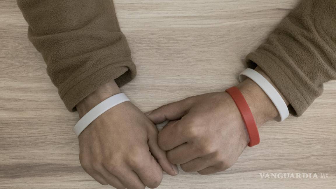 $!Cuando los soldados ucranianos los capturaron, muchos usaban brazaletes de goma rojos o blancos, o ambos, para señalar que tenían VIH o hepatitis C.