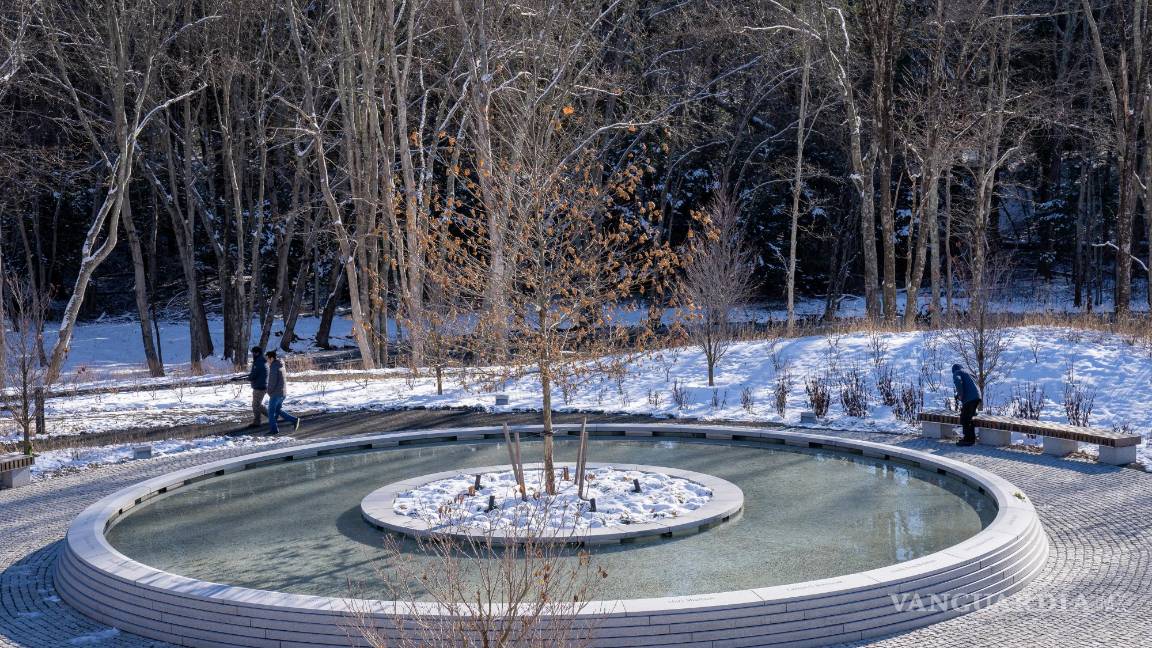 $!Personas caminan alrededor del Monumento Permanente de Sandy Hook en Newtown, Connecticut.
