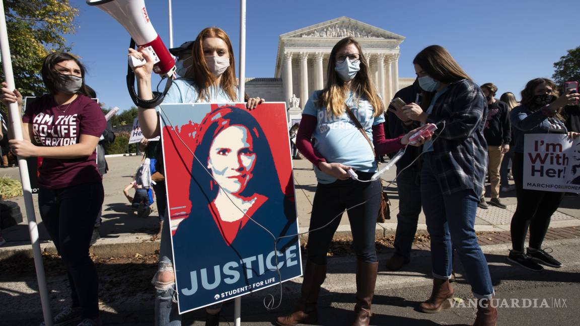 Protestan mujeres contra la jueza Coney Barrett