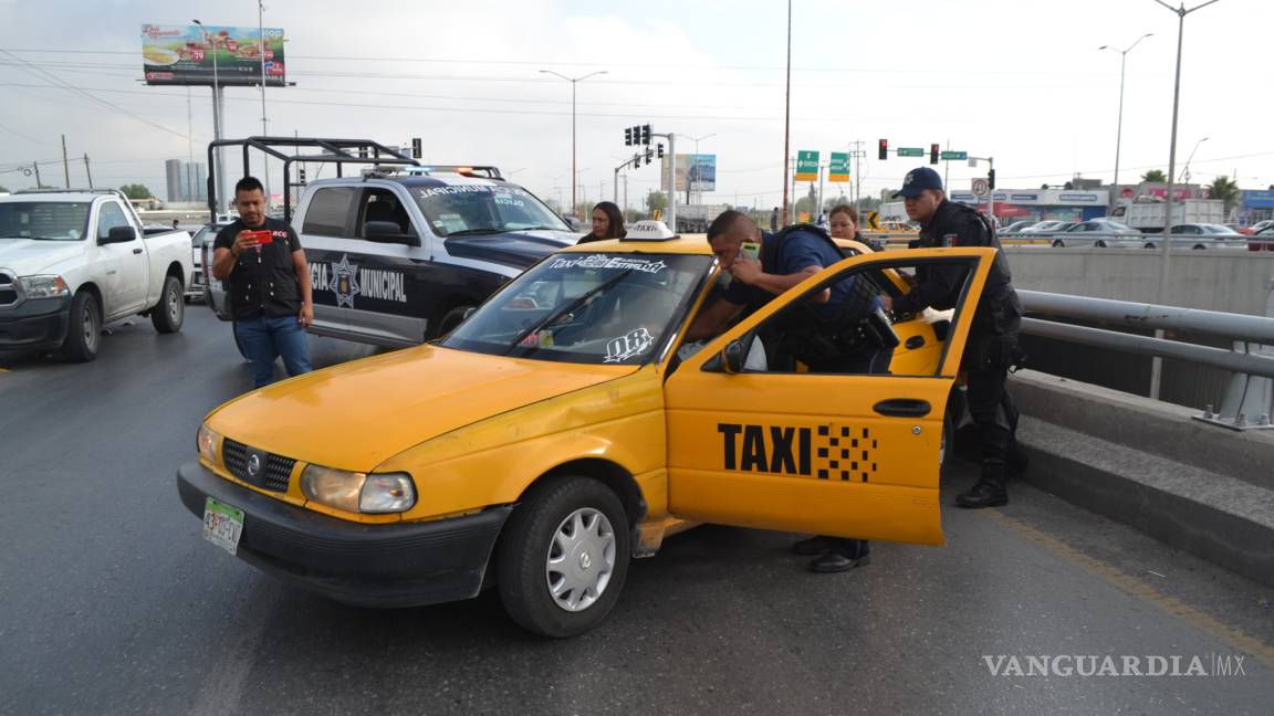 Sufre ataque epiléptico y pierde el control de taxi en calles de Saltillo