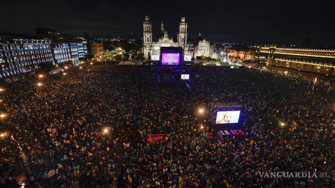$!El público en el concierto gratuito del cantautor cubano Silvio Rodríguez en el Zócalo de la Ciudad de México.