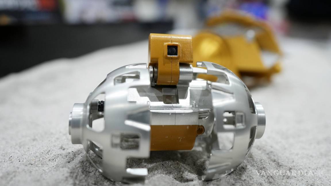 $!Un modelo de tamaño real del Vehículo de Excursión Lunar 2 (LEV-2) del tamaño de la palma de la mano en el campus de Sagamihara de JAXA en Sagamihara.