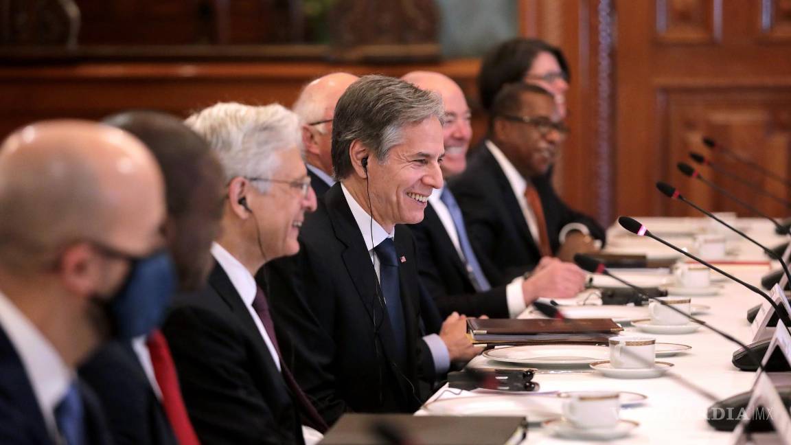 $!Wl secretario de Estados Unidos, Antony Blinken (c,i), durante un almuerzo con el presidente mexicano, Andrés Manuel López Obrador (fuera de cuadro), con sus respectivas comitivas, en el Palacio Nacional de la Ciudad de México (México). EFE/ Presidencia De México