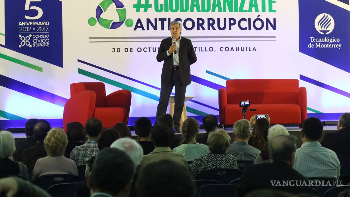 $!Jóvenes coahuilenses deben indignarse ante injusticias: Claudio X. González