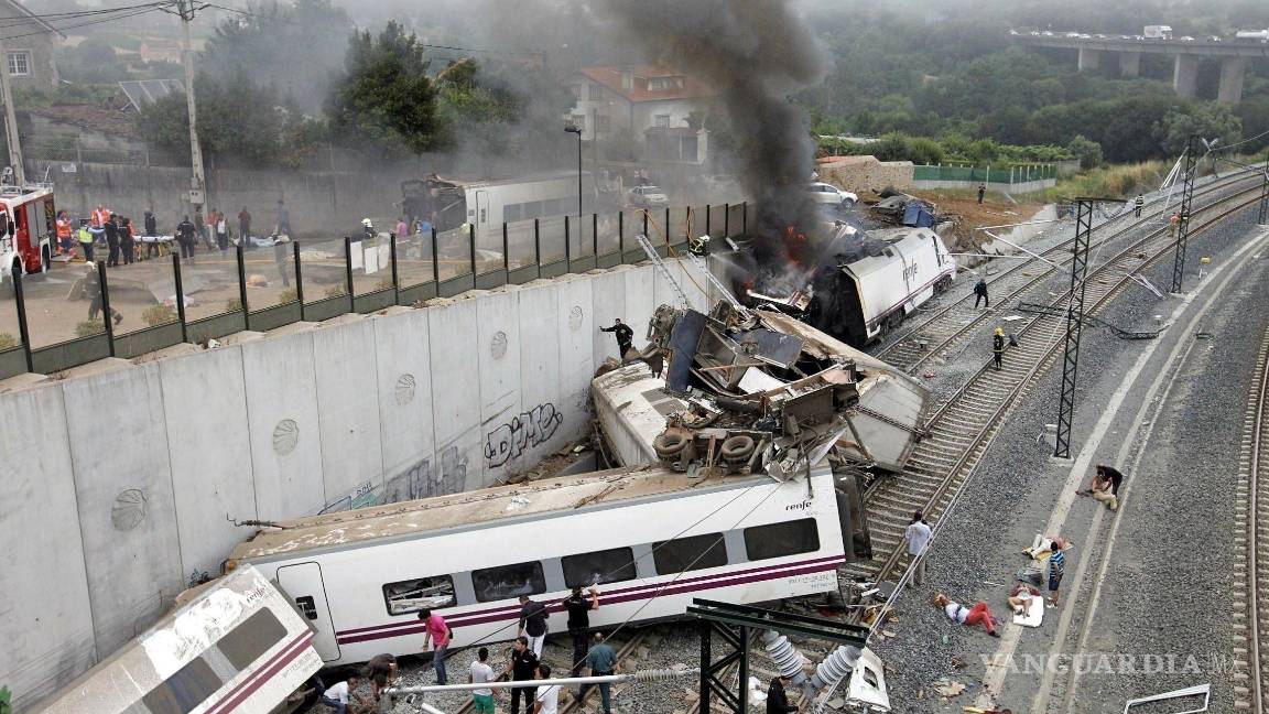 $!Personal de emergencia acude al lugar de un descarrilamiento en Santiago de Compostela, España, el 24 de julio de 2013.