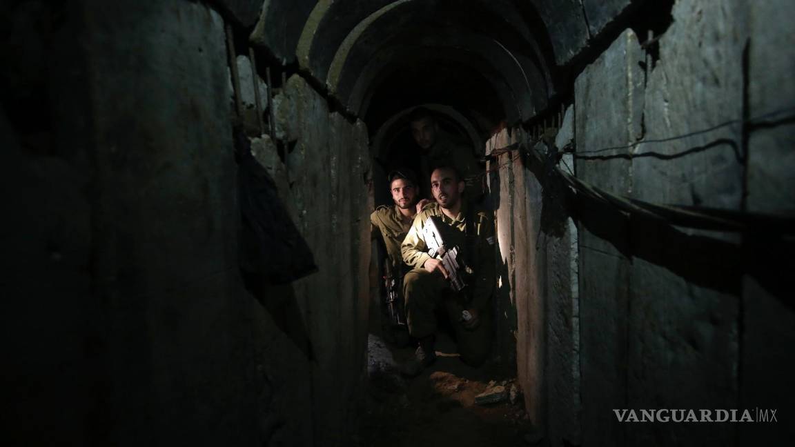 $!Soldados israelíes caminan por un túnel descubierto cerca de la frontera entre Israel y Gaza el domingo 13 de octubre de 2013.