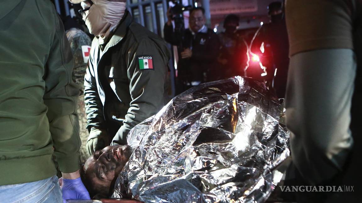 $!Paramédicos llevan en camilla a un migrante herido en el incendio mortal en un centro de detención de migrantes de México el 28 de marzo de 2023.