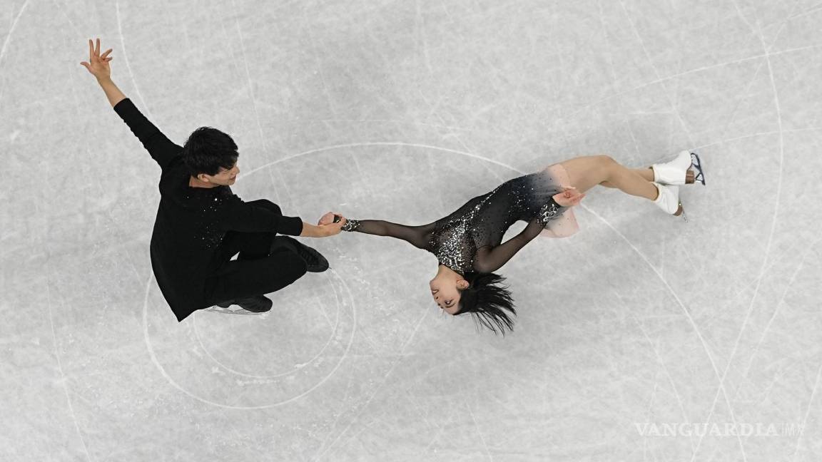 $!Riku Miura y Ryuichi Kihara, de Japón, compiten en el programa de patinaje libre por parejas durante la competencia de patinaje artístico. AP/Jeff Roberson