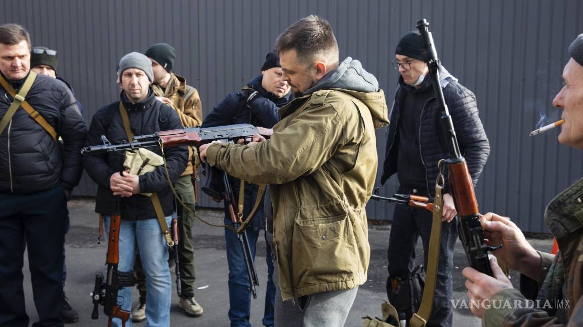 Enviar armas a Ucrania dejaría un país más violento tras la guerra. ¿Cómo se divide la opinión pública?