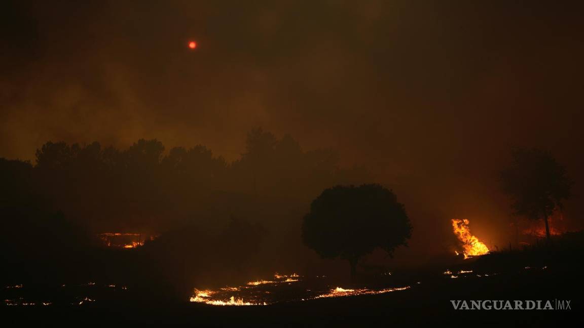 $!El sol se oscurece cuando el humo oscurece el cielo en el pueblo de Bemposta, cerca de Ansiao, en el centro de Portugal.