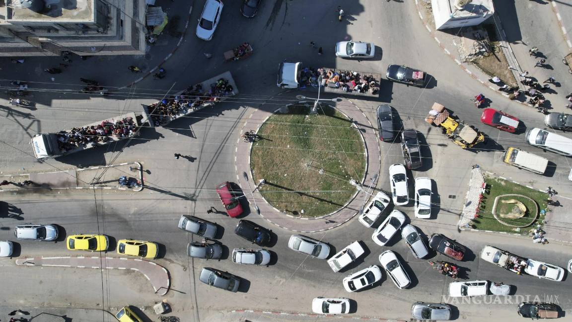 $!Palestinos huyen del norte de Gaza hacia el sur de la ciudad el viernes 13 de octubre de 2023, luego de que Israel ordenó la evacuación de 1 millón de personas. (AP Foto/Hatem Moussa)