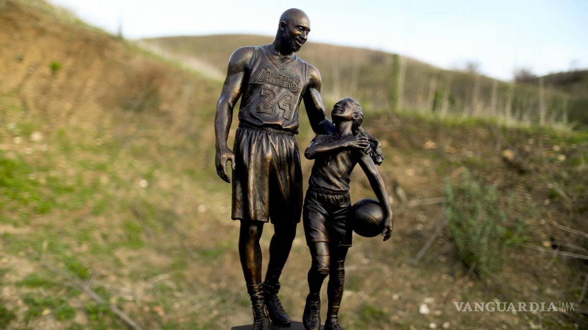 $!La escultura pesa más de 75 kilos y está hecha en bronce, sin embargo, es parte de una exhibición temporal.