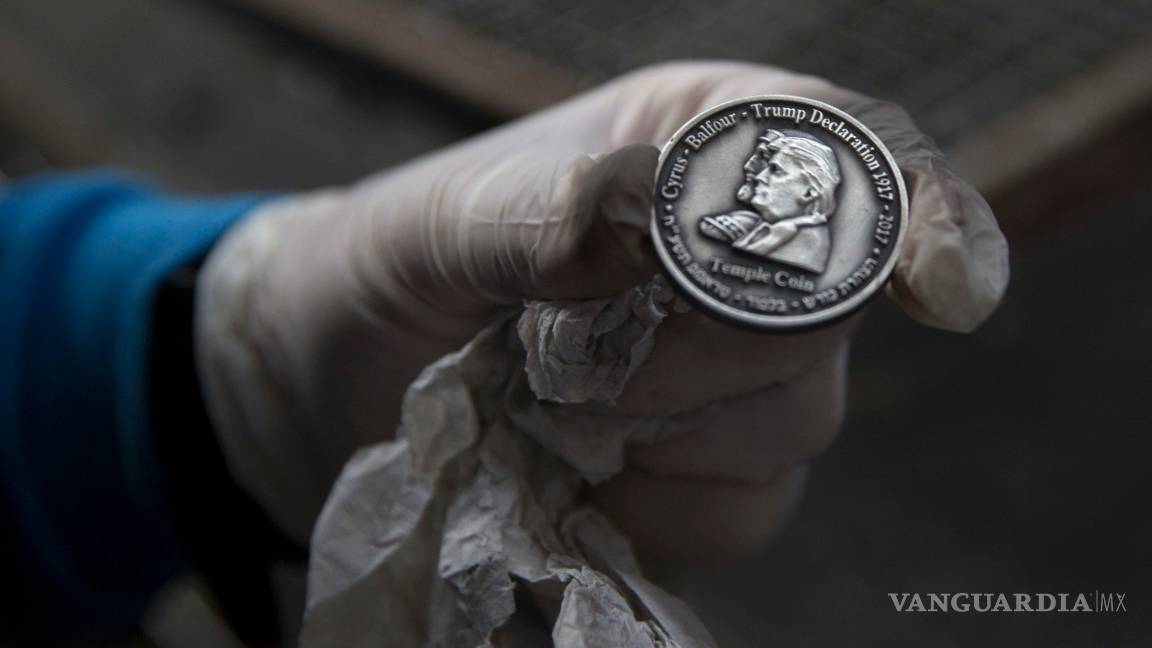 $!Acuñan una moneda con la imagen de Donald Trump en Jerusalén