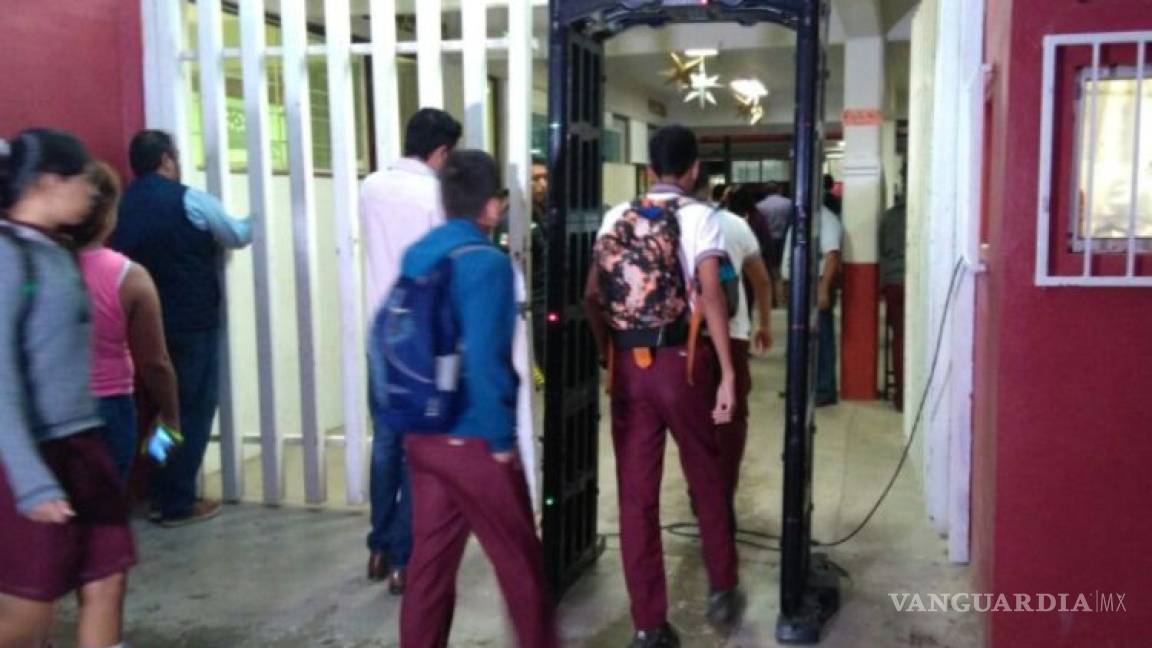 Usaran detectores de metales en escuelas de Apodaca, Nuevo León