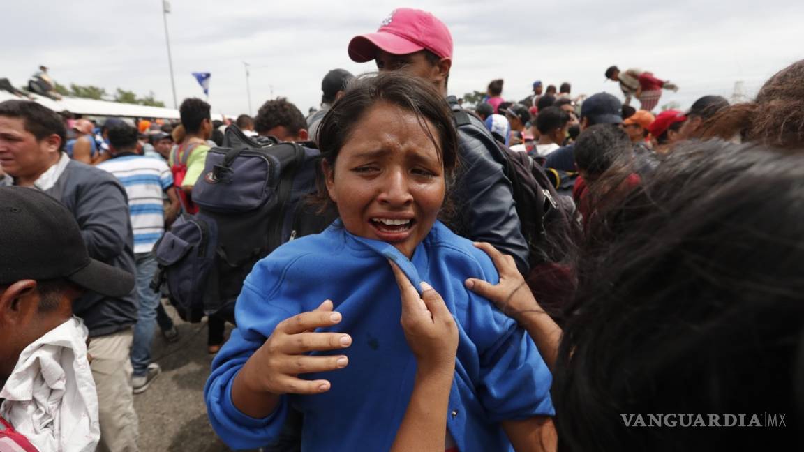 $!Caos y heridos, caravana migrante rompe cerco y cruza frontera con México (Fotogalería)