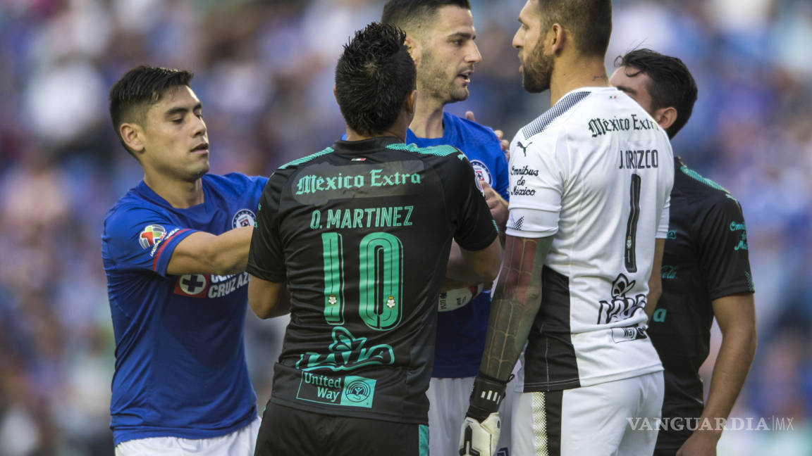Jugadores de Santos insultan a los aficionados del Cruz Azul