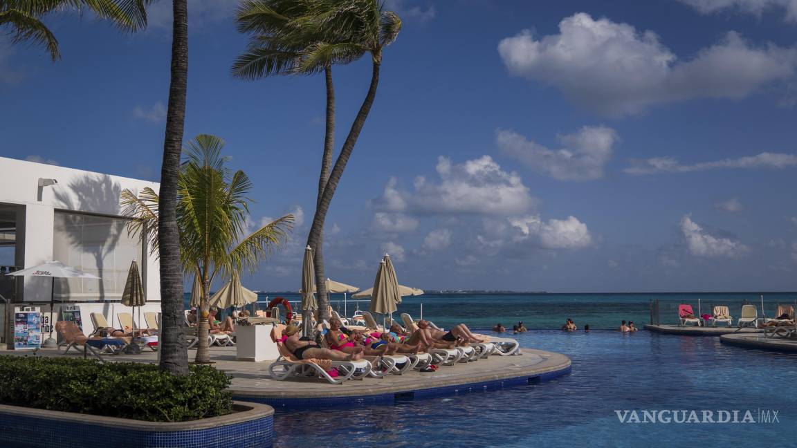 $!Turistas en un resort en Cancún. Los funcionarios estadounidenses dicen que los destinos turísticos populares brindan a los agentes rusos cobertura para realizar operaciones de espionaje.