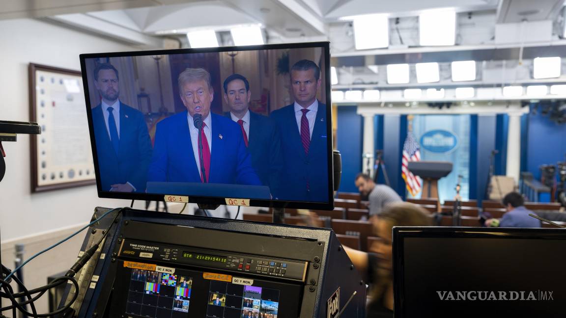 $!El presidente Donald Trump habla desde la Sala Este de la Casa Blanca, como se ve en un monitor de televisión en la Sala de Prensa James Brady, en Washington.