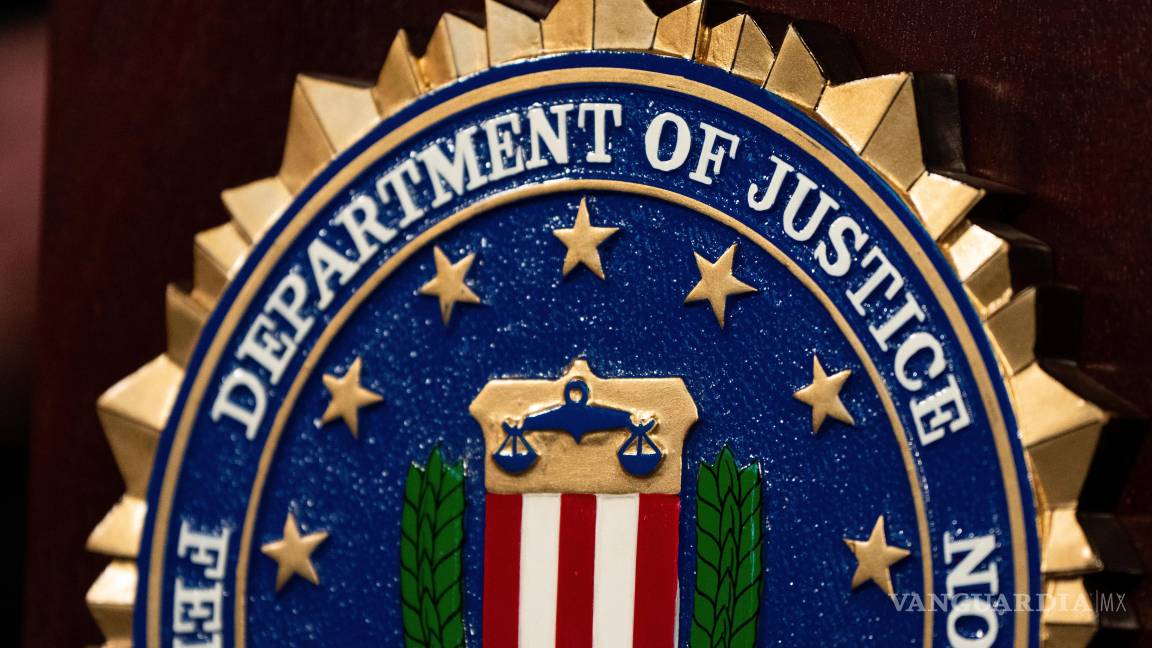 $!El estandarte del FBI durante una conferencia de prensa en la oficina de esa agencia en Portland, Oregon, el 16 de enero del 2025.