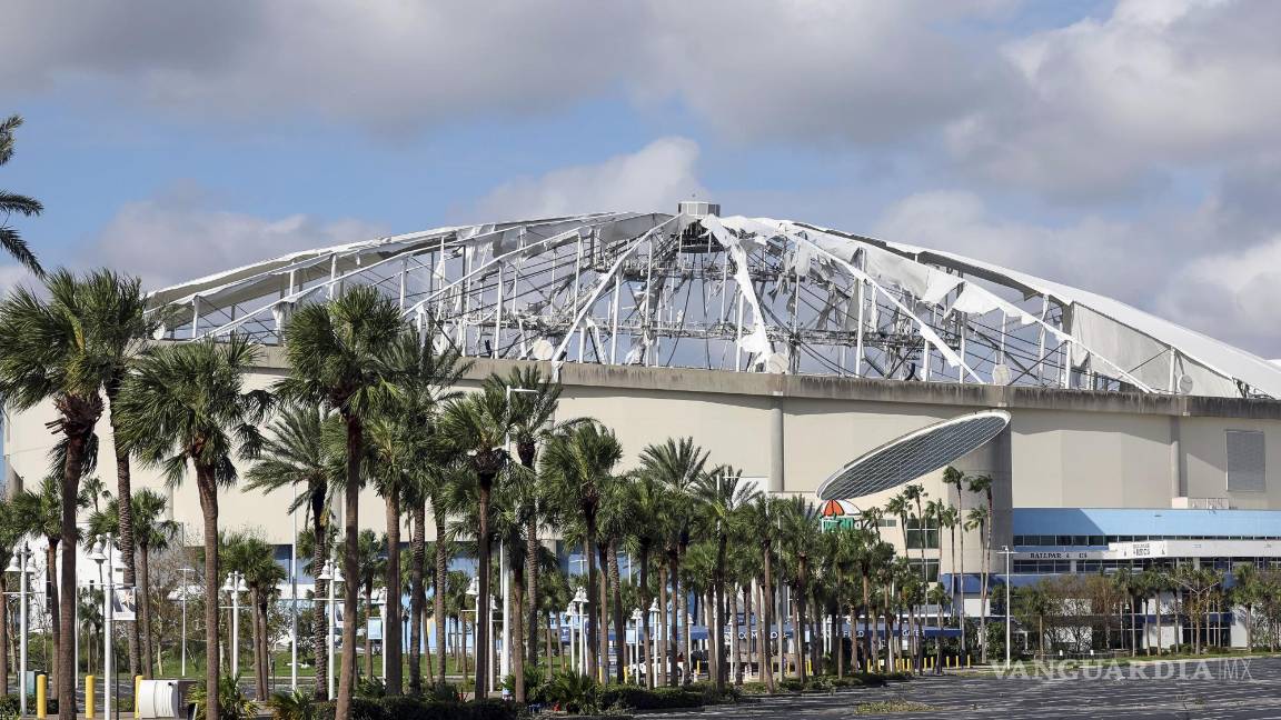 $!El techo del Tropicana Field, hogar de los Rays, quedó destrozado tras el paso de Milton.