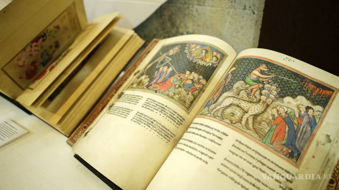 Joyas bibliográficas anteriores al siglo XVI atrapan las miradas en la FIL de Guadalajara