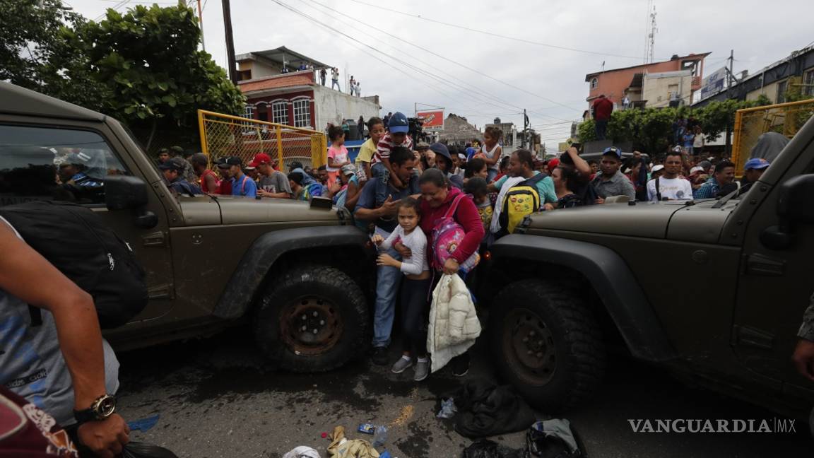 $!Caos y heridos, caravana migrante rompe cerco y cruza frontera con México (Fotogalería)