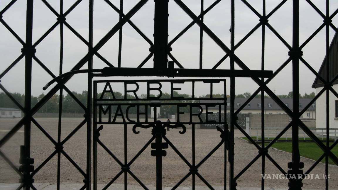 Recuperan puerta robada de campo de concentración
