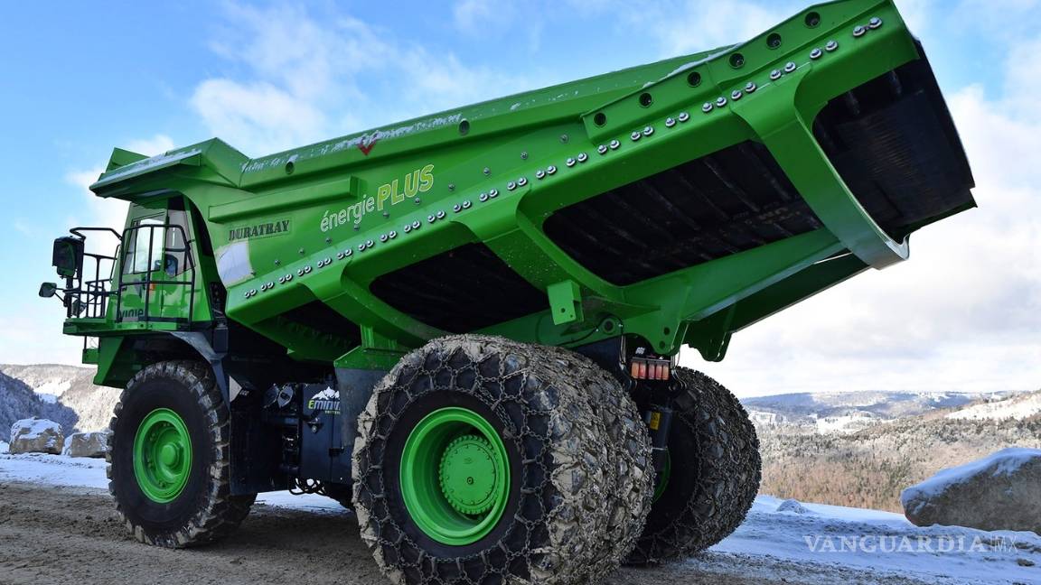 $!Camión minero es el vehículo eléctrico más grande del mundo, y regenera tanta energía que da luz a su empresa