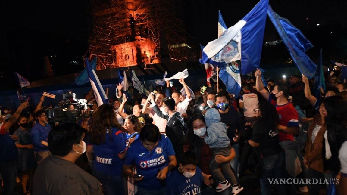 $!Después de 23 años en silencio, así celebran aficionados al campeón Cruz Azul