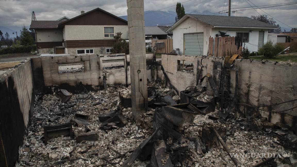 Incendio arrasa con más de 350 estructuras en el Parque Nacional canadiense de Jasper