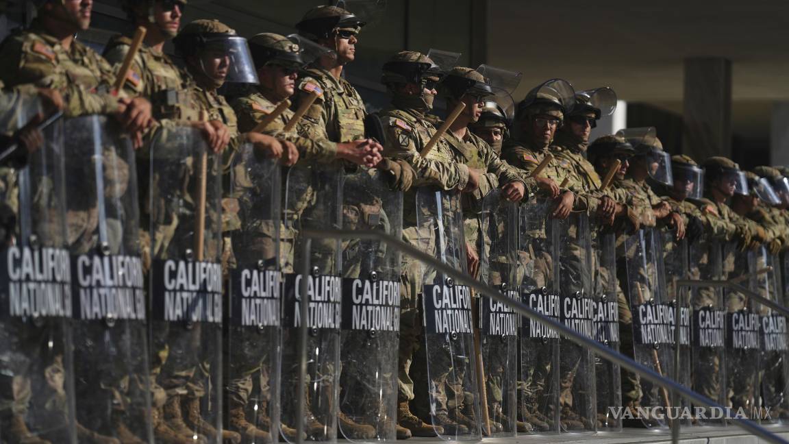 $!La Guardia Nacional de California está posicionada en el Edificio Federal el martes 10 de junio de 2025, en el centro de Los Ángeles.