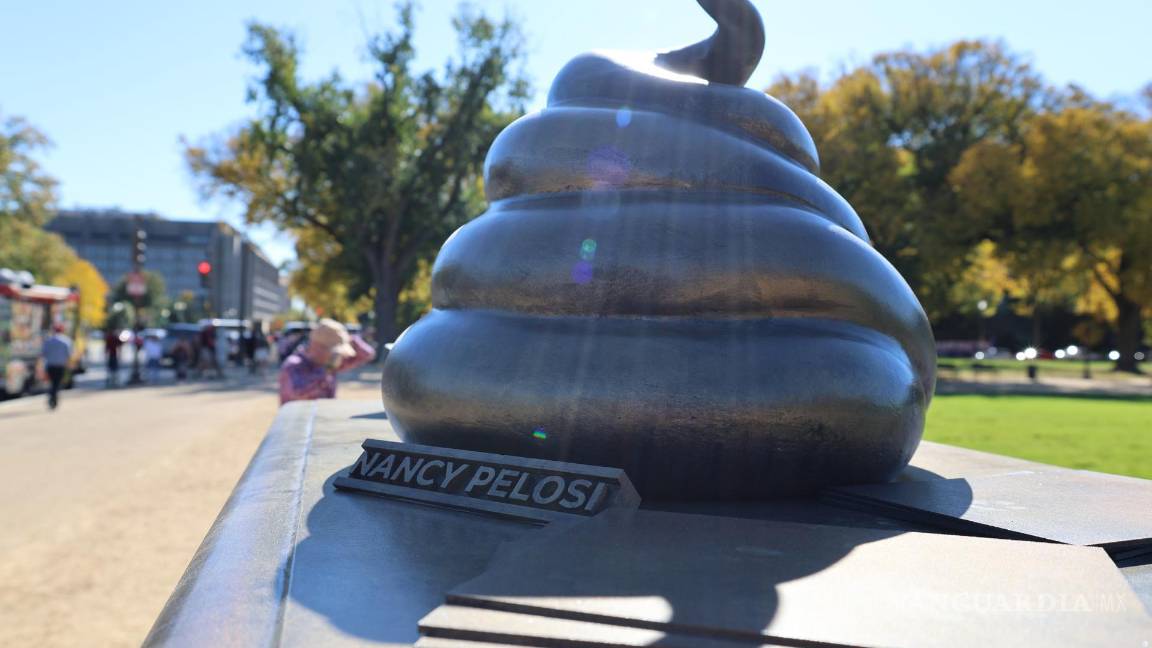 $!En el escritorio hay un letrero con el nombre de Nancy Pelosi, ya que la oficina de la expresidenta de la Cámara Baja fue uno de los objetivos de la turba trumpista.