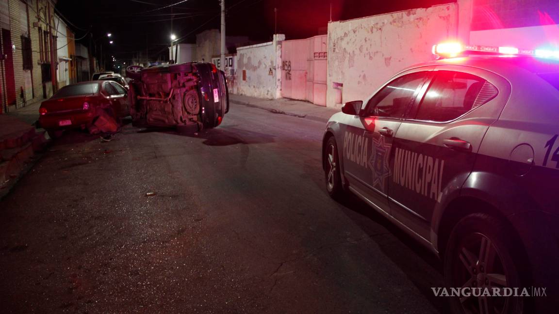 $!¡Desde temprano! Vuelca vehículo en la Zona Centro de Saltillo