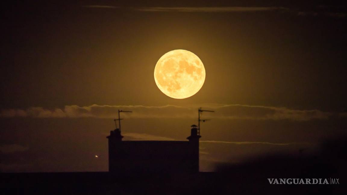 $!La superluna se eleva sobre los tejados de Bois-Colombes, cerca de París, Francia, el 13 de julio de 2022.