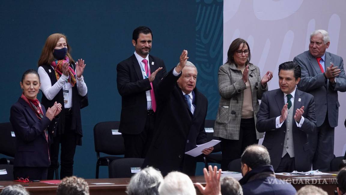 Promete López Obrador subir salario mínimo para 2022 en asamblea del IMSS