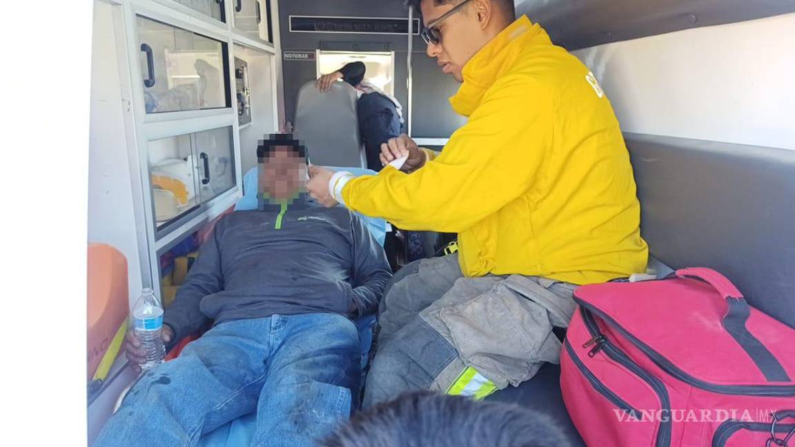 $!Paramédicos de la Cruz Roja valoraron al chofer antes de trasladarlo al centro de salud.