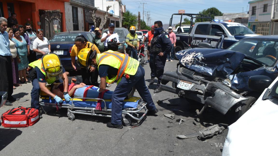 Destroza taxista a tres vehículos en bulevar de Saltillo, por intentar rebasar