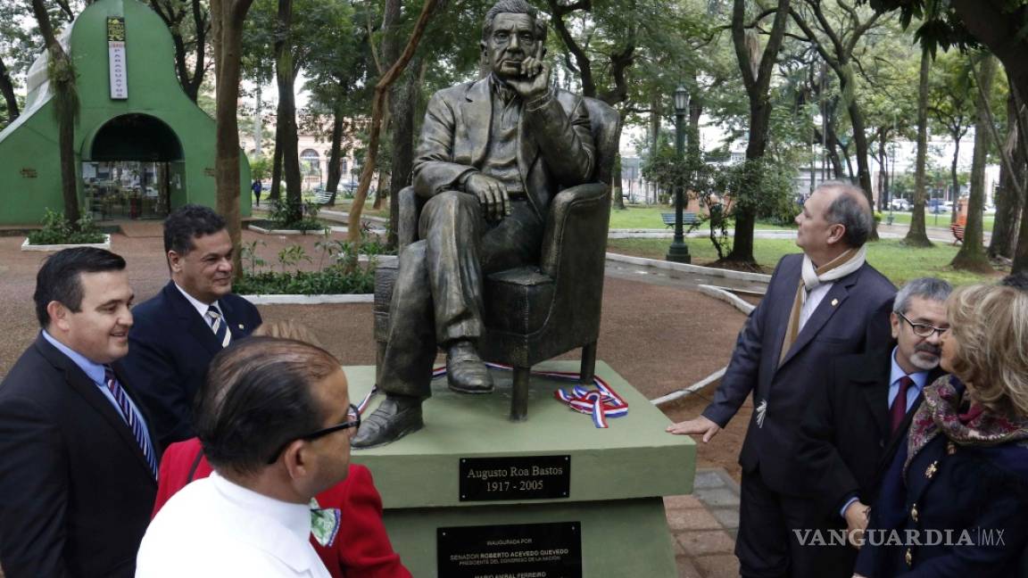Por centenario de Augusto Roa Bastos inauguran su estatua en Paraguay