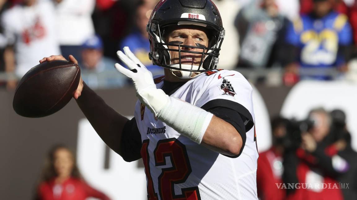 $!Tom Brady (12), quarterback de Buccaneers de Tampa Bay, lanza un pase contra los Rams de Los Ángeles el 23 de enero de 2022, en Tampa. AP/Mark LoMoglio