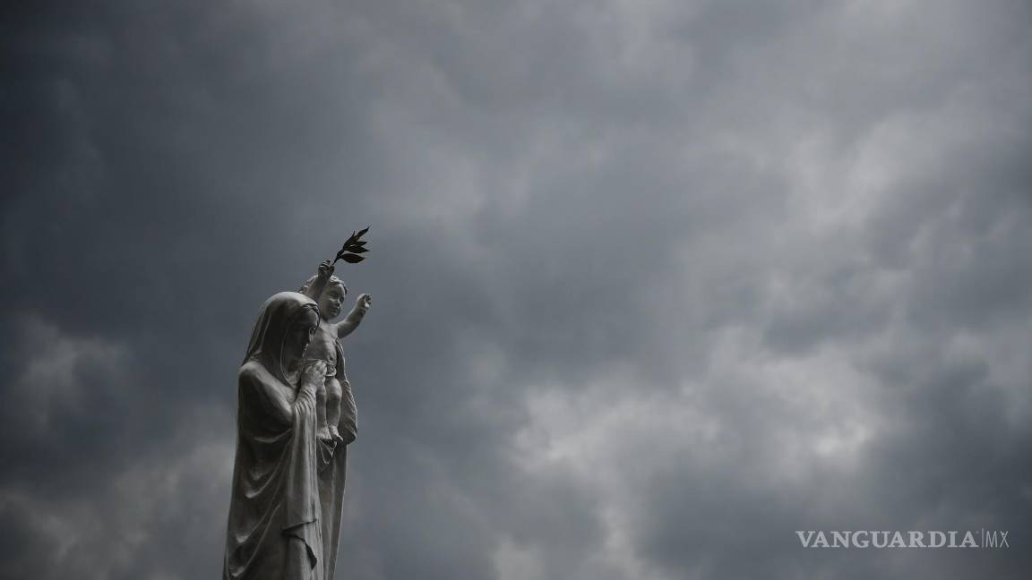 $!Imagen de María con el Niño durante una procesión frente a la catedral de Notre Dame de París para celebrar la Asunción de la Virgen, 14 de Agosto de 2020.