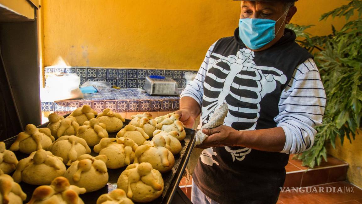 $!MÉXICO, D.F., 27OCTUBRE2014.- Con pan de muerto y Catrinas, la Delegación Coyoacán, a través de su titular Mauricio Toledo, anunció las actividades que se realizarán en dicha demarcación con motivo del Día de Muertos. FOTO: ISAAC ESQUIVEL /CUARTOSCURO.COM