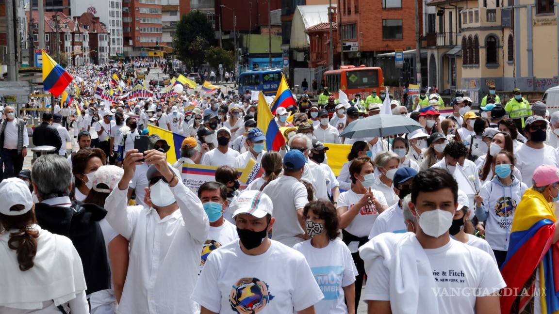 Protestan colombianos contra paro nacional