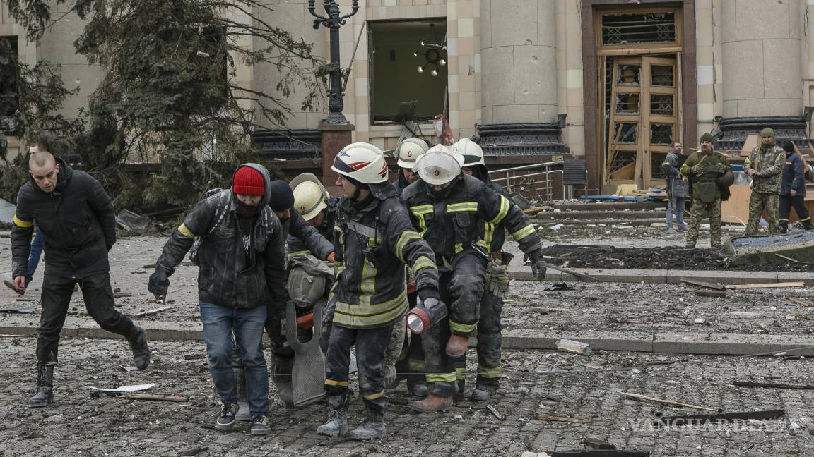 $!Personal de los serevicios de emergencia retira el cadáver de una persona fallecida en un bombardeo ruso de un edificio municipal en Járkiv. AP/Pavel Dorogoy