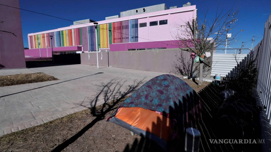 Abre albergue del Materno Infantil en Saltillo con poco espacio para recibir a madres foráneas; familias prefieren acampar