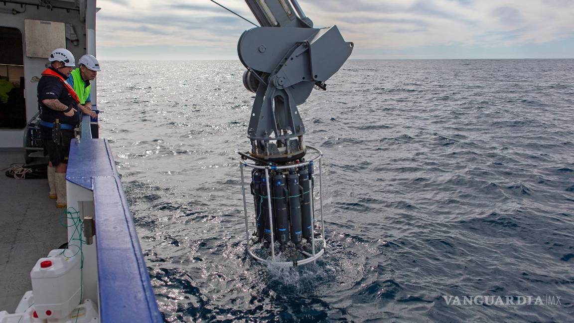 $!Un instrumento llamado roseta, un dispositivo oceanográfico utilizado para recolectar muestras de agua a distintas profundidades, es introducido al océano Pacífico